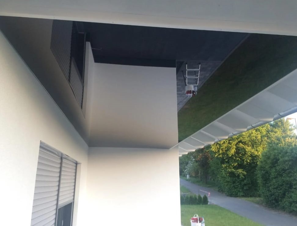 Dunkle Spanndecke für überdachte Außenterrasse