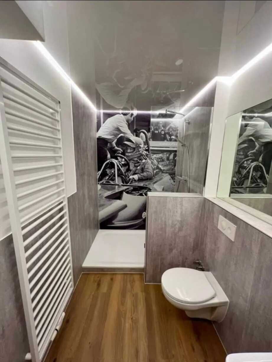 Spanndecke mit Foto-Print – Badezimmer im Retro-Design