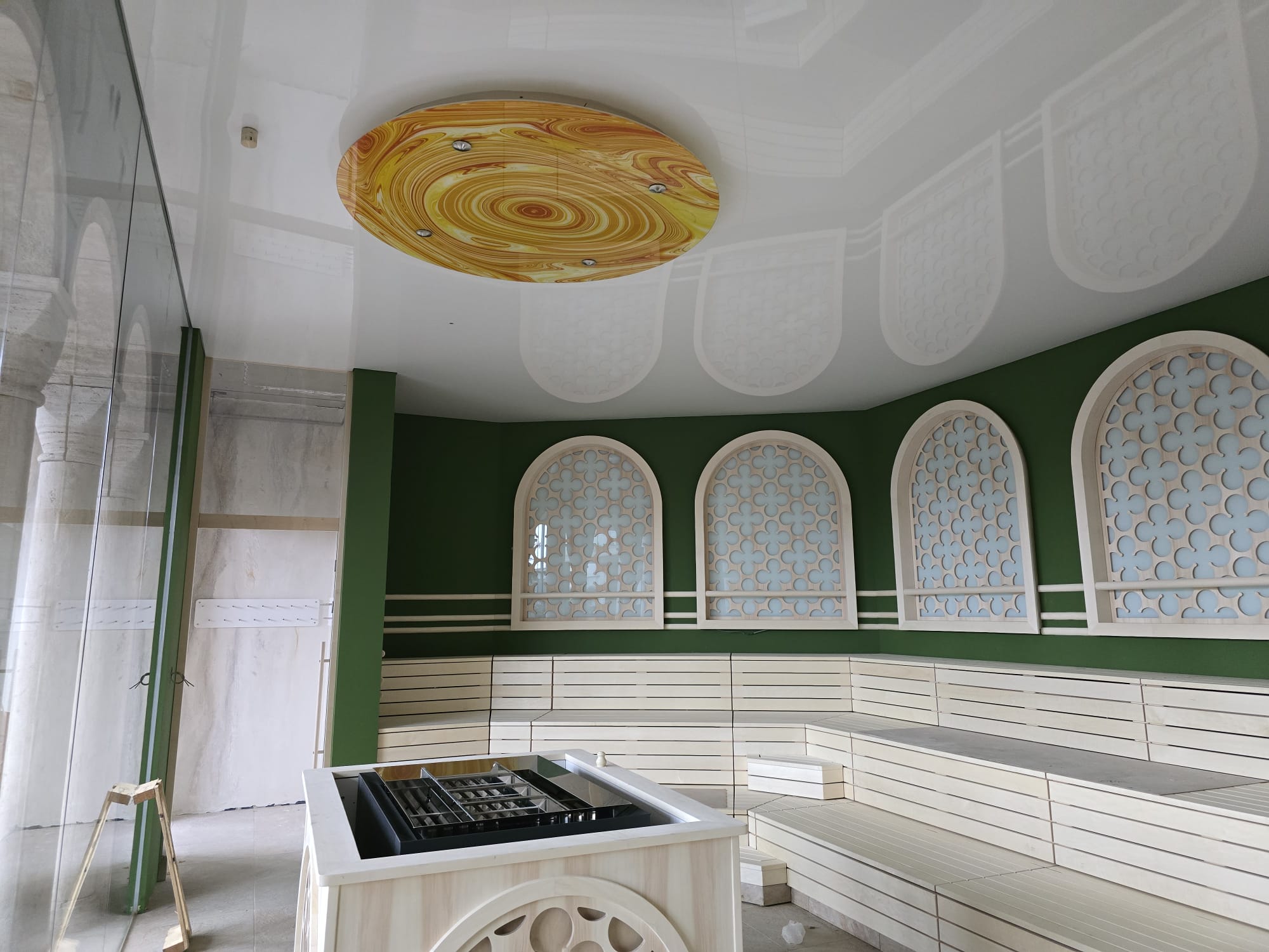 Hochglanz-Spanndecke mit Medallion-Print im grünen Hamam